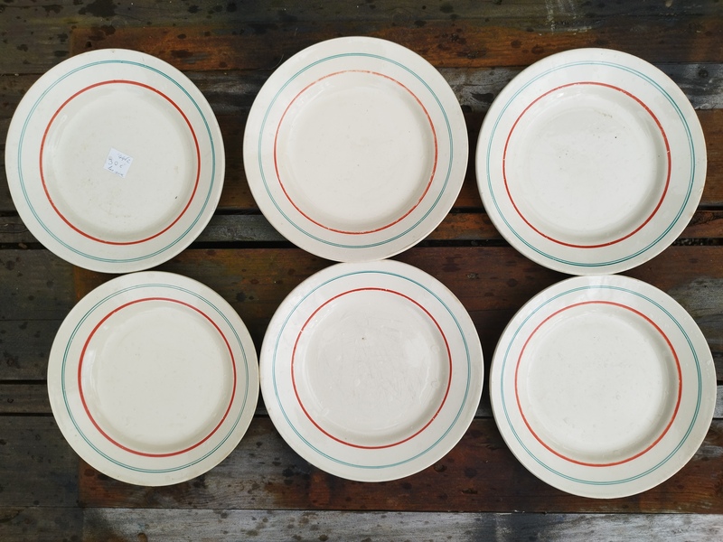 Set of six Moulin des loups plates