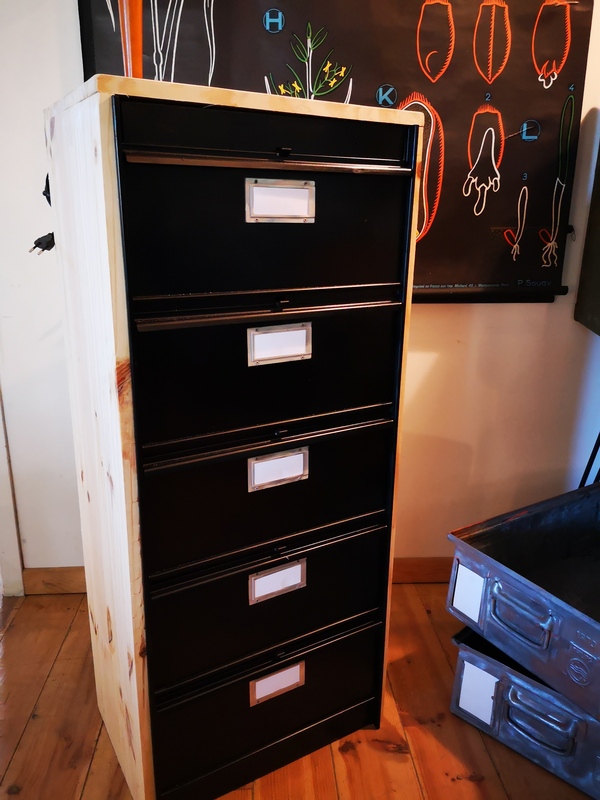 Storage unit with 5 flaps