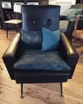 Fauteuil en skai noir assise retapissée
