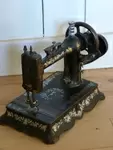 Manual cast iron sewing machine