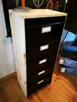 Storage unit with 5 flaps