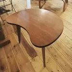 Coffee table with compass legs, pallet shape