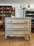 Three-drawer chest of drawers