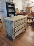 Three-drawer chest of drawers