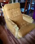 Fauteuil vintage en velours jaune 