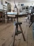 Wooden workshop stool to screw