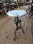 Wooden workshop stool to screw