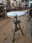 Wooden workshop stool to screw