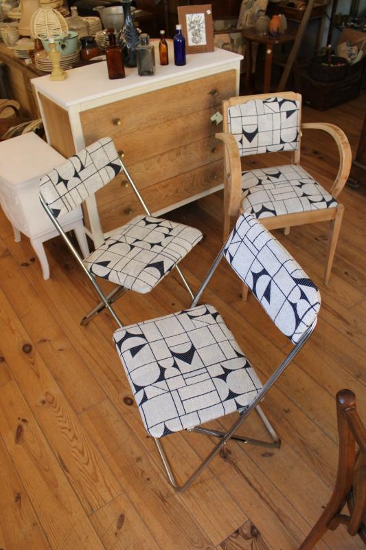 Pair of folding chairs 