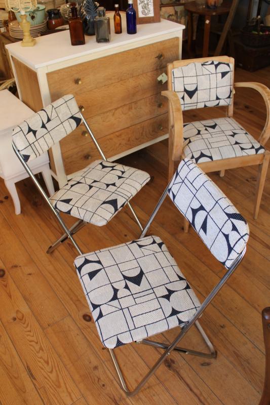 Pair of folding chairs 