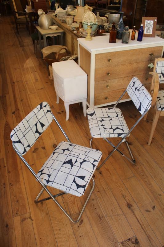 Pair of folding chairs 
