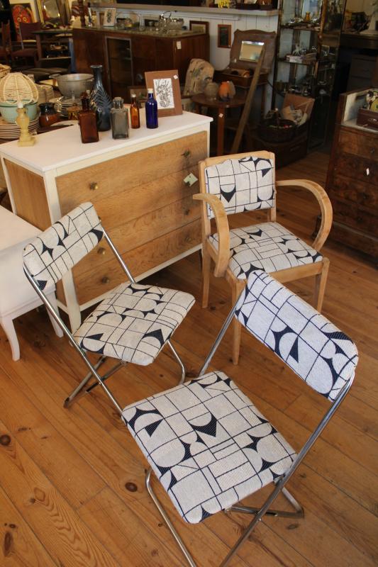 Pair of folding chairs 