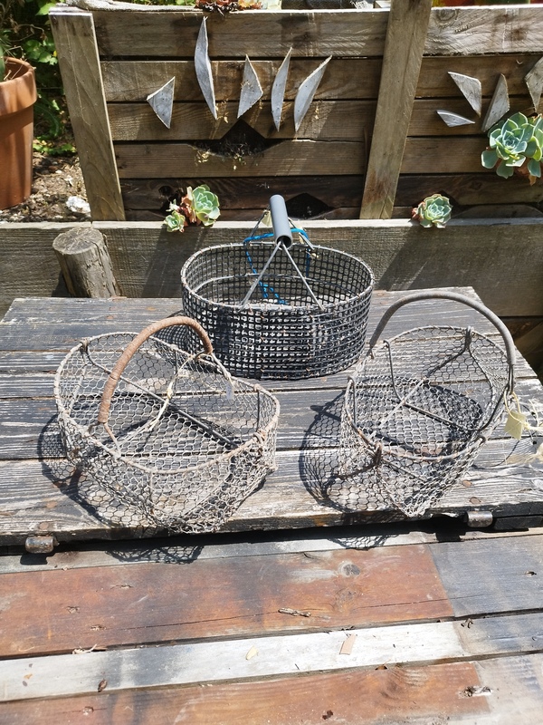 Fishing basket on foot