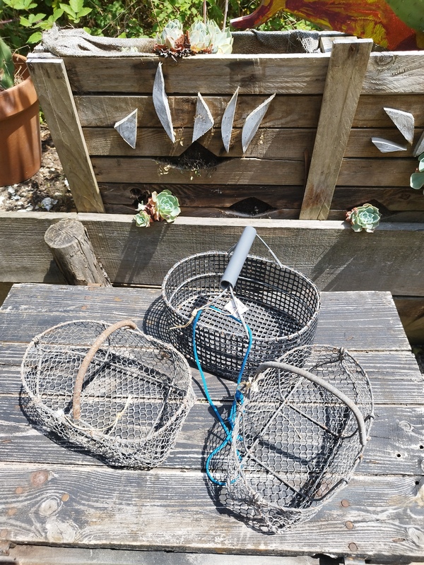Fishing basket on foot