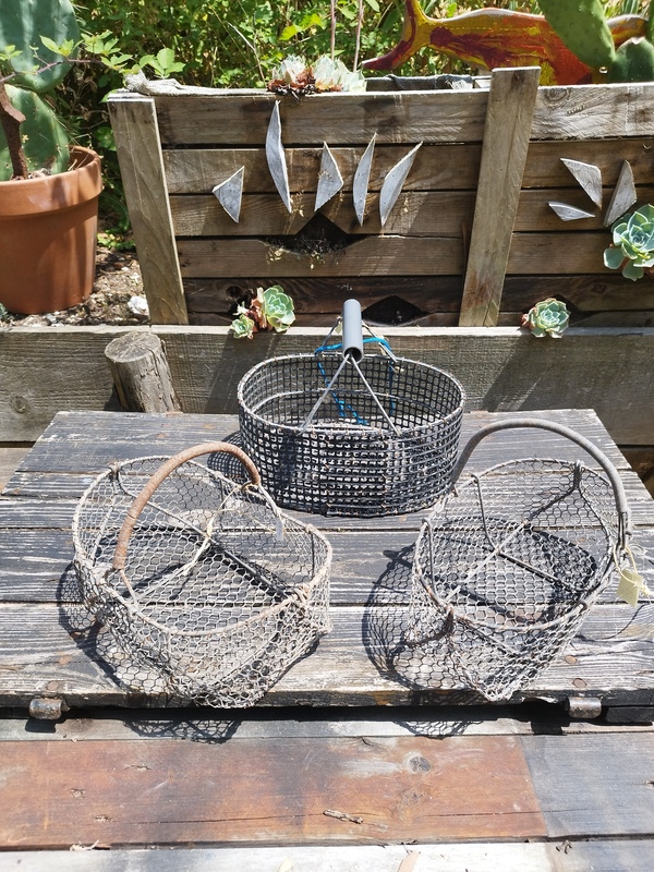 Fishing basket on foot