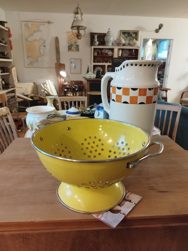 Vintage enameled colander 