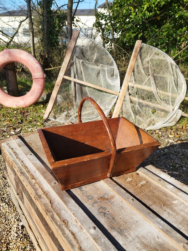 Small wooden winegrower basket
