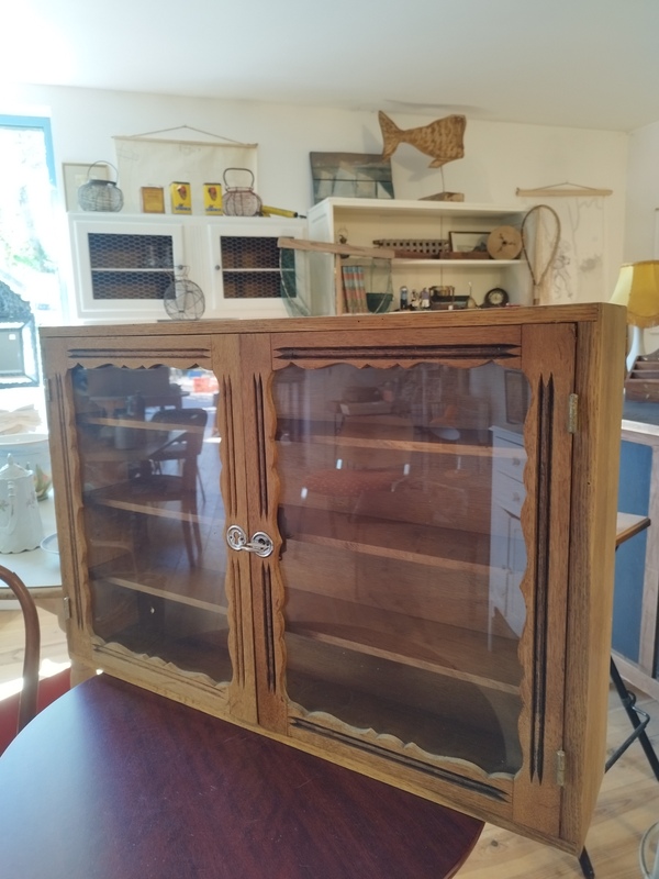 Small display case 1950