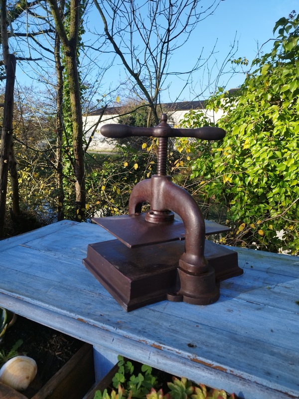 Cast iron notary press