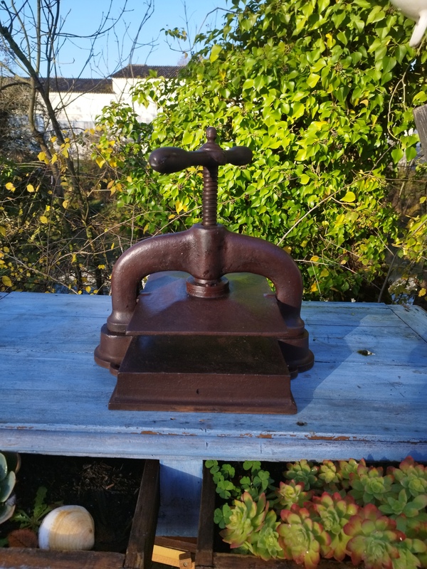 Cast iron notary press