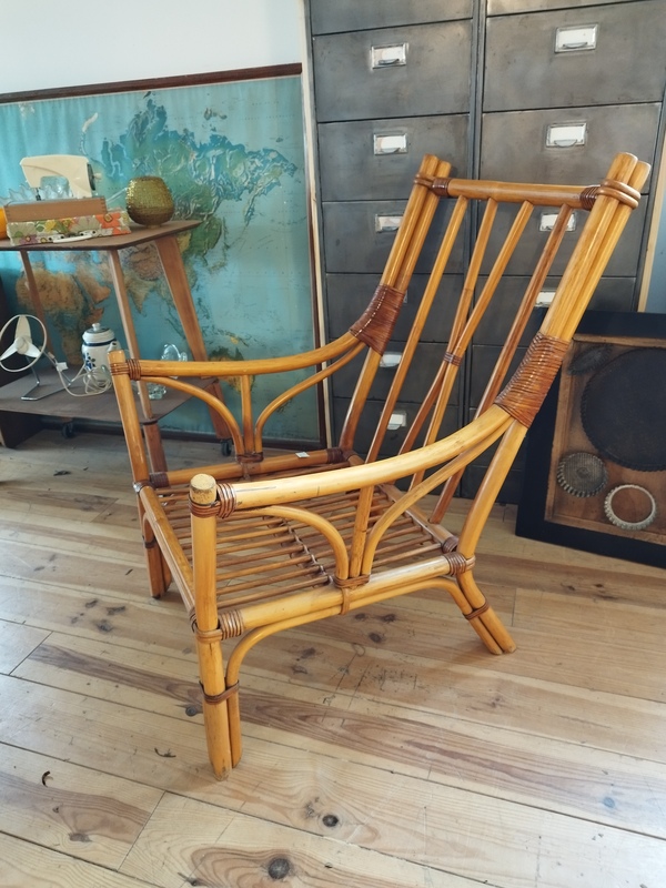 Fauteuil rotin et lanières de cuir 