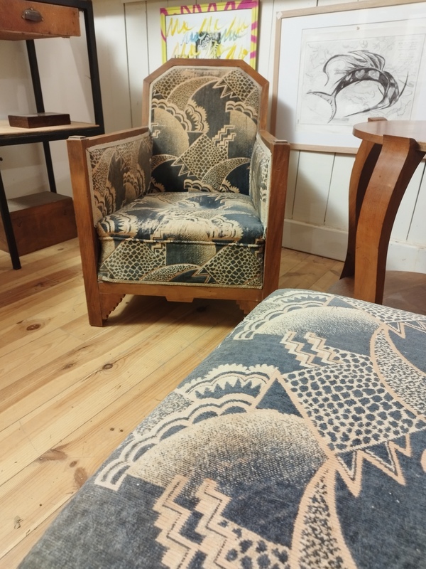 Art Deco living room with armchairs and table 