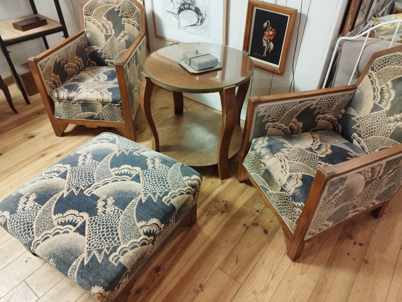 Art Deco living room with armchairs and table 