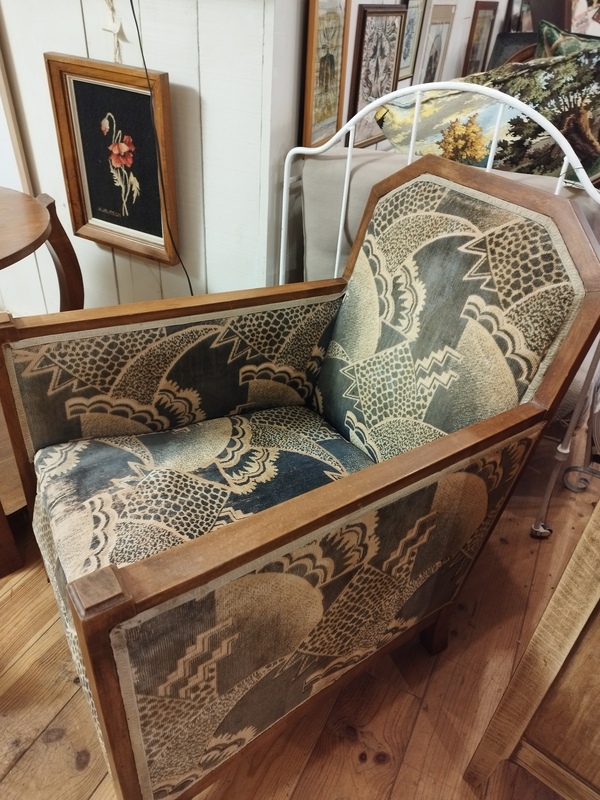 Art Deco living room with armchairs and table 