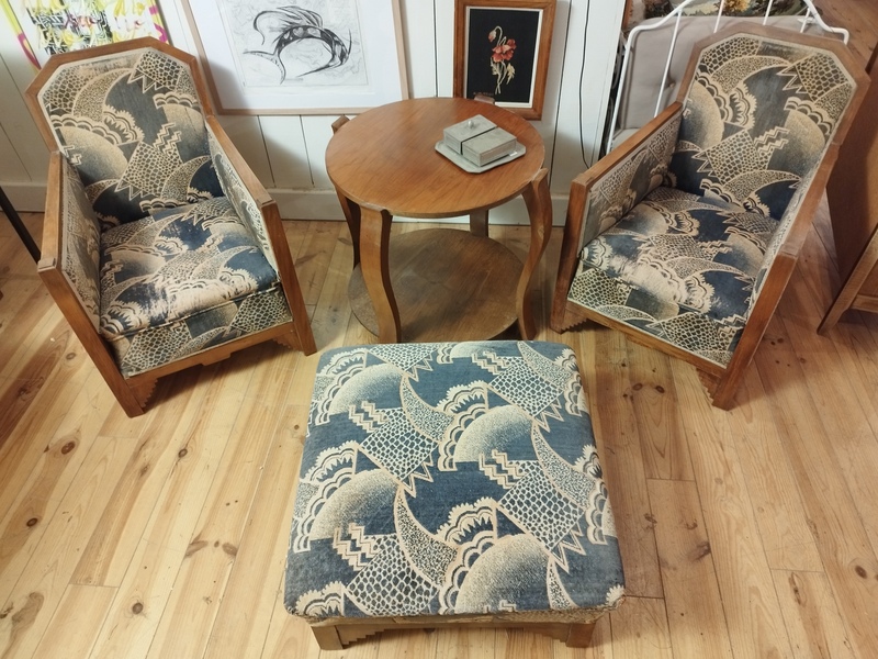 Art Deco living room with armchairs and table 