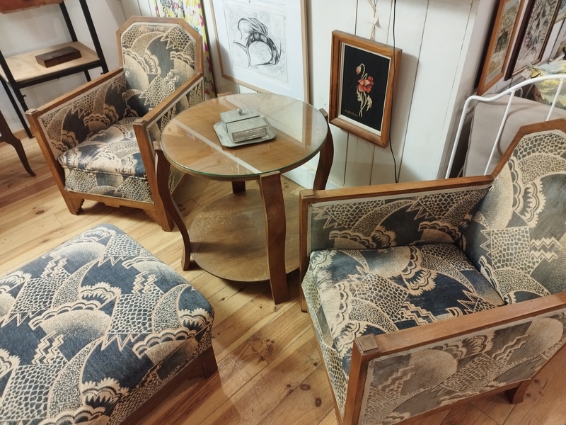 Art Deco living room with armchairs and table 