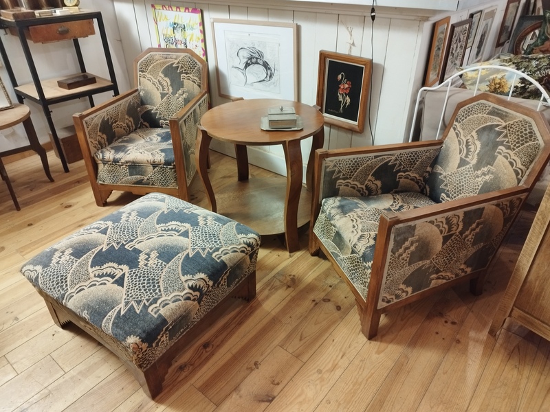 Art Deco living room with armchairs and table 
