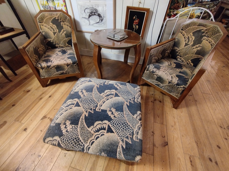 Art Deco living room with armchairs and table 