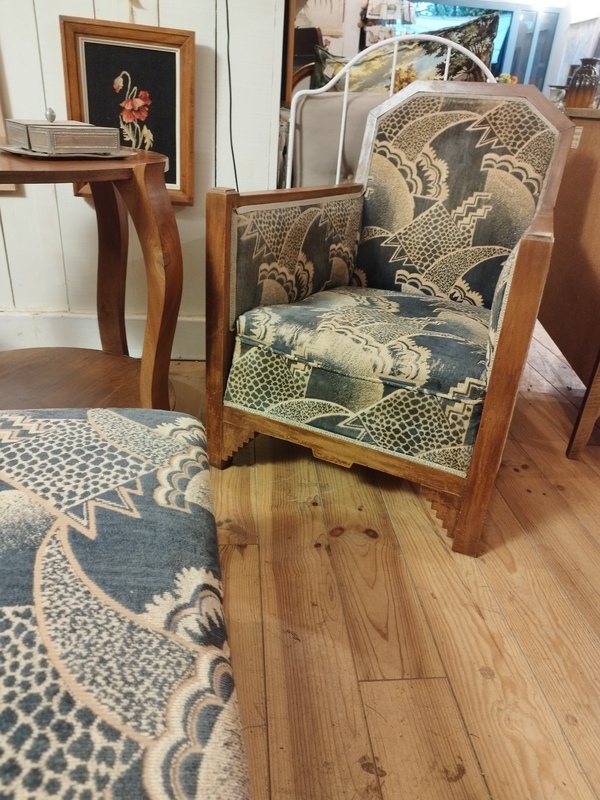 Art Deco living room with armchairs and table 