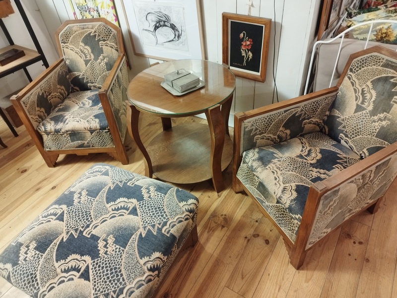 Art Deco living room with armchairs and table 