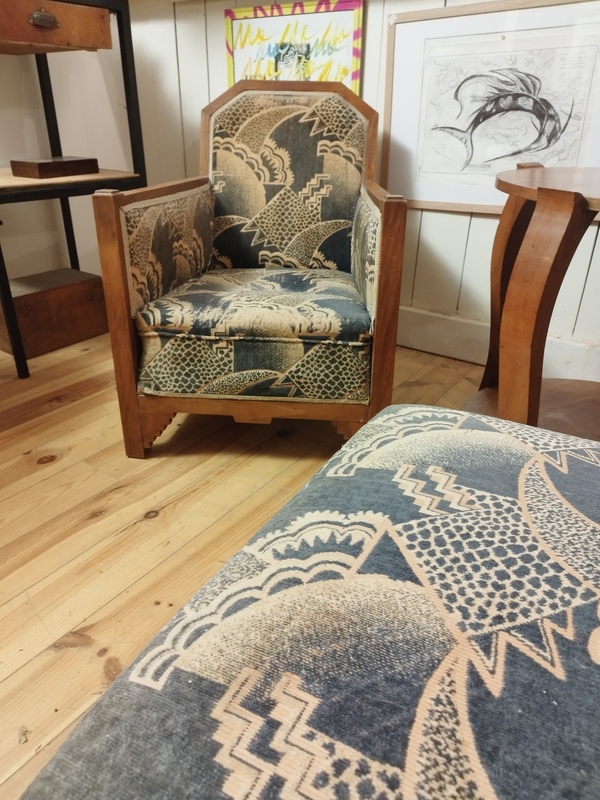 Art Deco living room with armchairs and table 