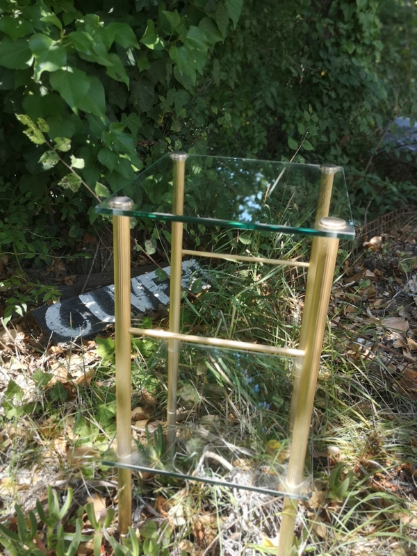 Selette with brass and glass shelves