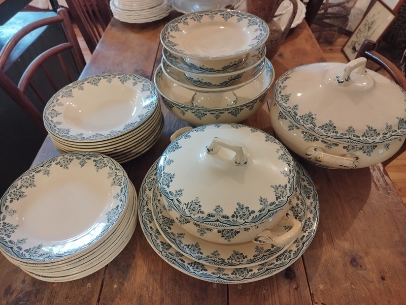 Bordeaux 20th century Terre de fer dinnerware set
