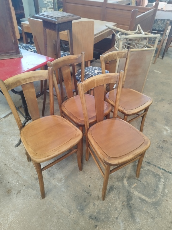 Lot de quatre chaises bistro
