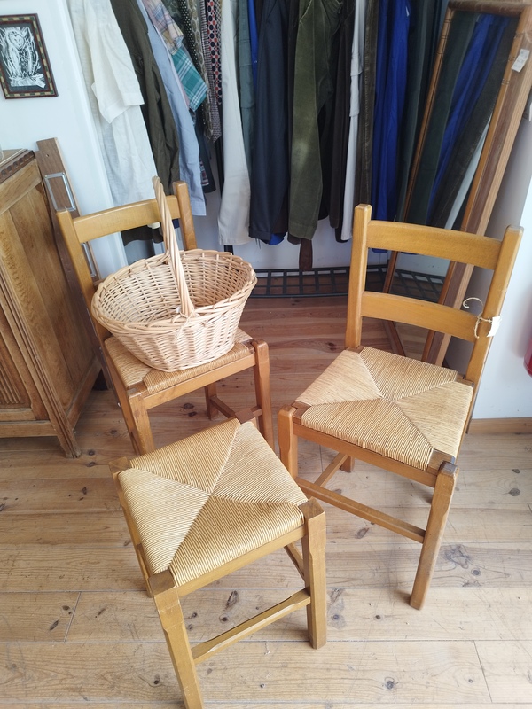 Lot de deux chaises hautes et un tabouret