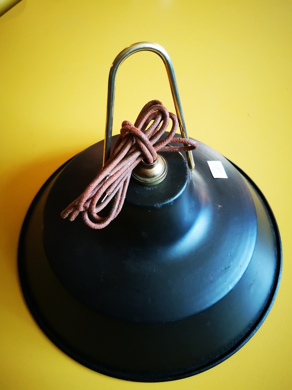 Enamelled sheet metal suspension