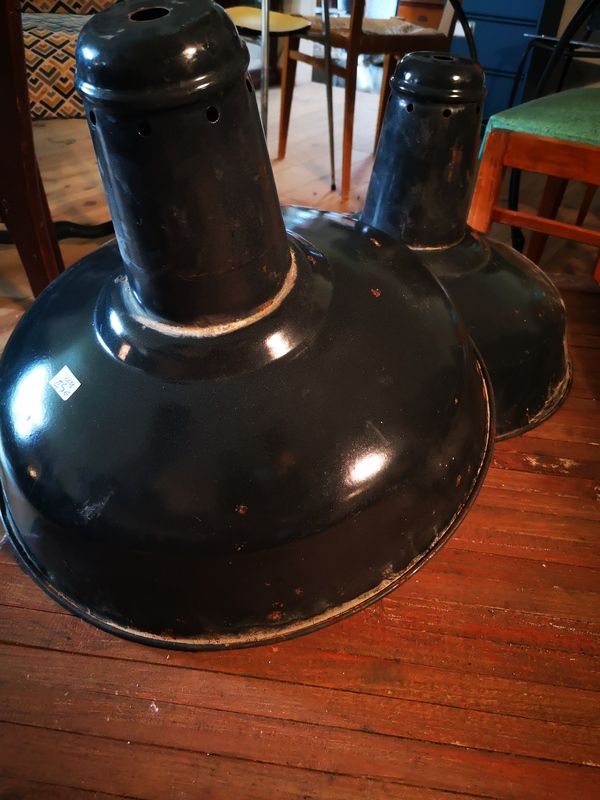 Set of two enamelled suspensions