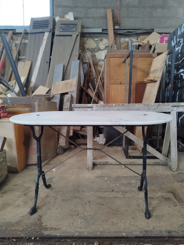 Bistro table in wrought iron and marble top