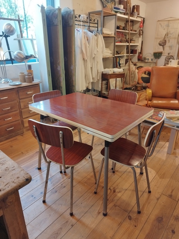 Table and four Formica chairs 