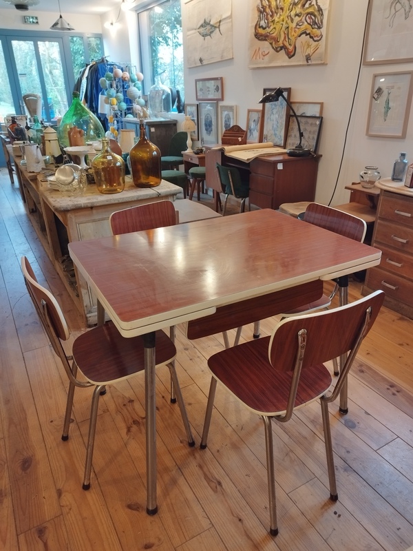 Table and four Formica chairs 