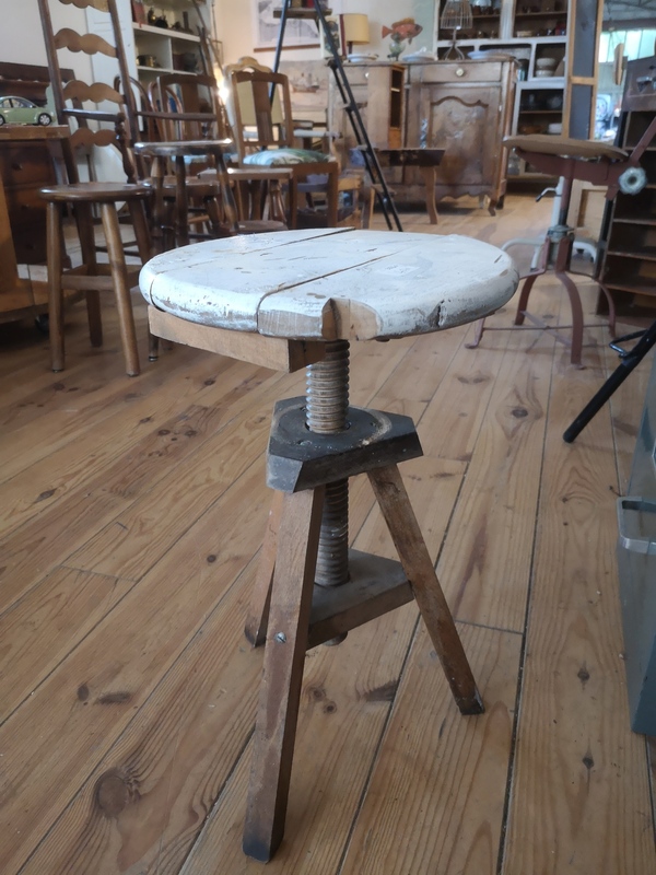 Wooden workshop stool to screw