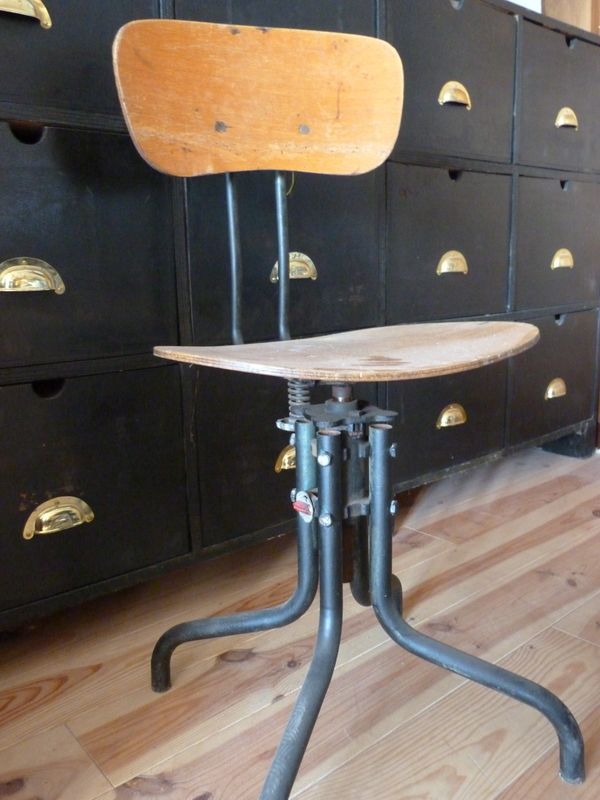 Swivel workshop stool