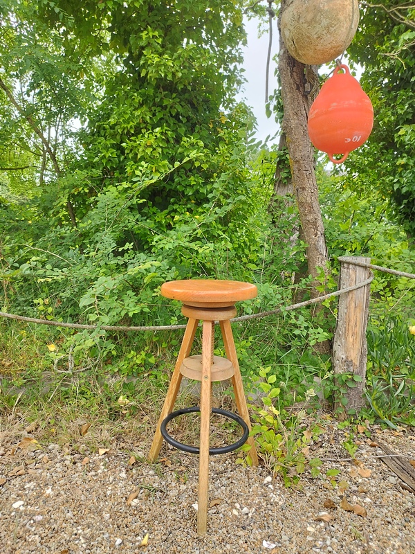 Adjustable wooden workshop stool 