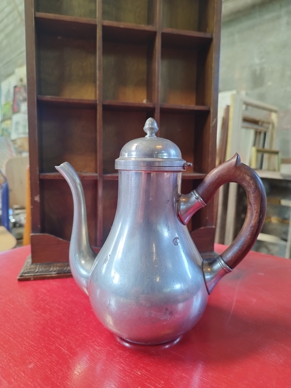 Teapot the tins of the manor