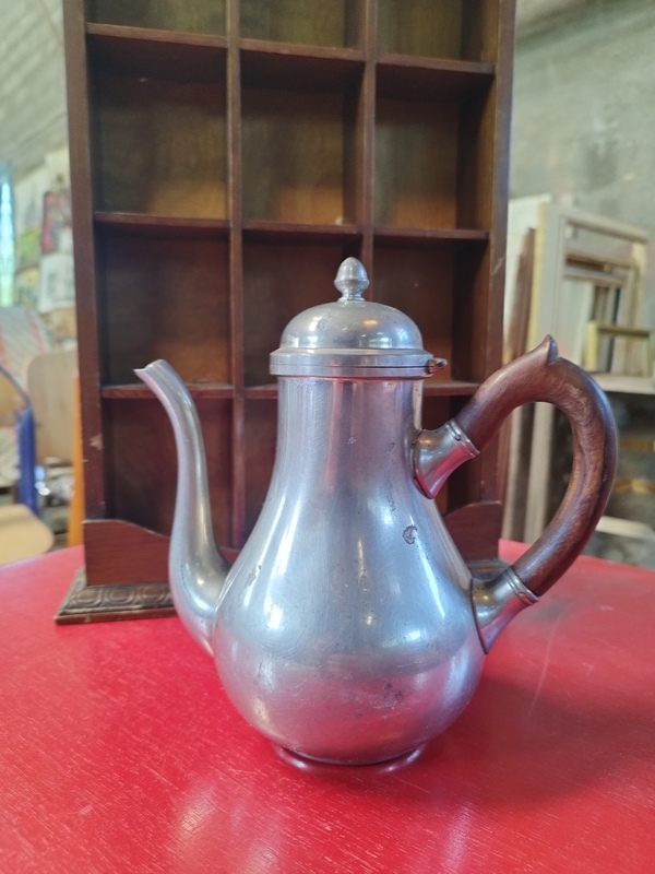 Teapot the tins of the manor