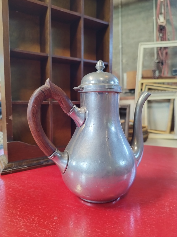 Teapot the tins of the manor